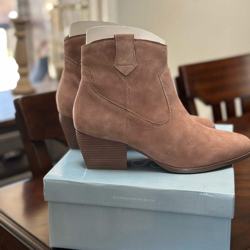 Seychelles Upside Western Boot
Suede - Taupe color - Brand new in box
Size 9.5